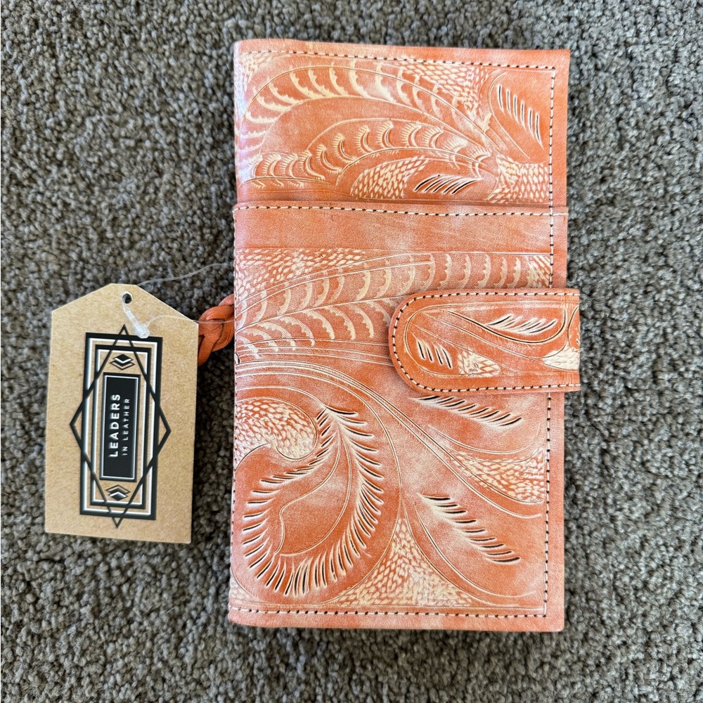 NWT! Leaders in Leather -Leather Wallet - magnetic closure -Vaquetta coral color